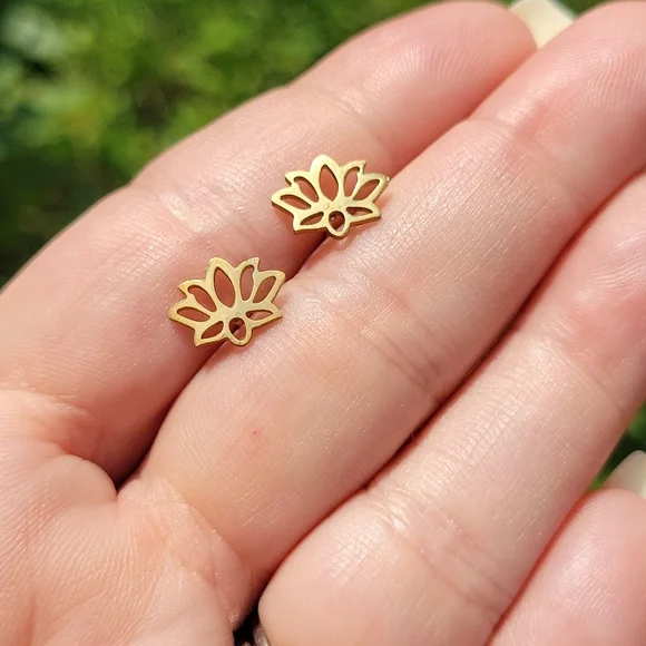 💥LAST PAIR💥Golden Lotus Hollow Cut Zen Stud Earrings - Picture 1 of 7